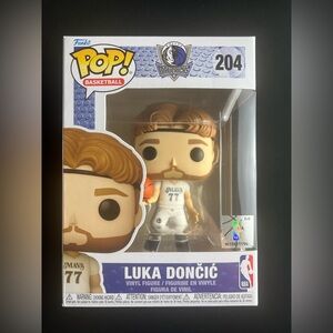 Funko Pop! Basketball NBA Dallas Mavericks Luka Doncic 204 Vinyl Figure